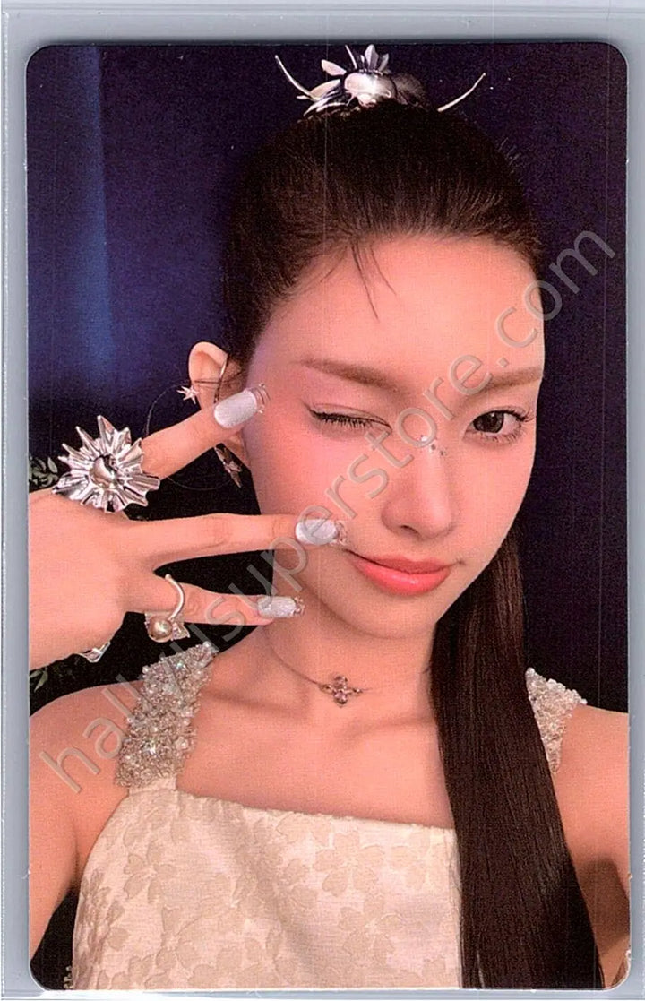 ILLIT - Yunah - bomb pvc card weverse global shop (wvg)