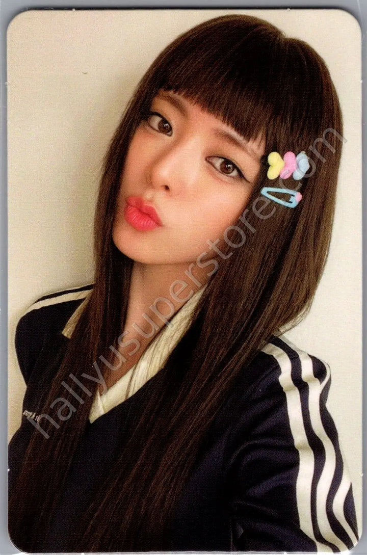 ITZY - Yuna - GOLD album photocard standard version