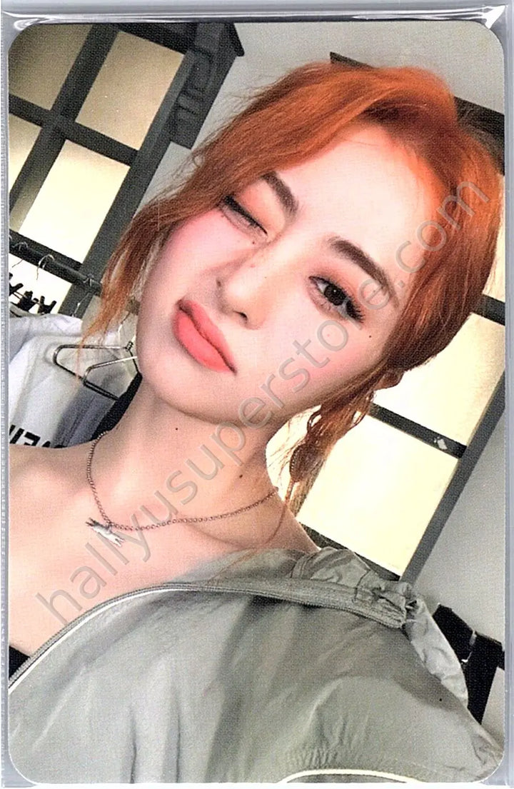 LE SSERAFIM - Huh Yunjin - LE SSERAFIM - Huh Yunjin - EASY Album fansign yes24