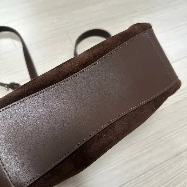 [BUNJANG] OSTKAKA Soft Shoulder Mini Suede Brown Bag / 오스트카카 소프트숄더 미니스웨이드 브라운 / 오스트카카가방 / 스웨이드가