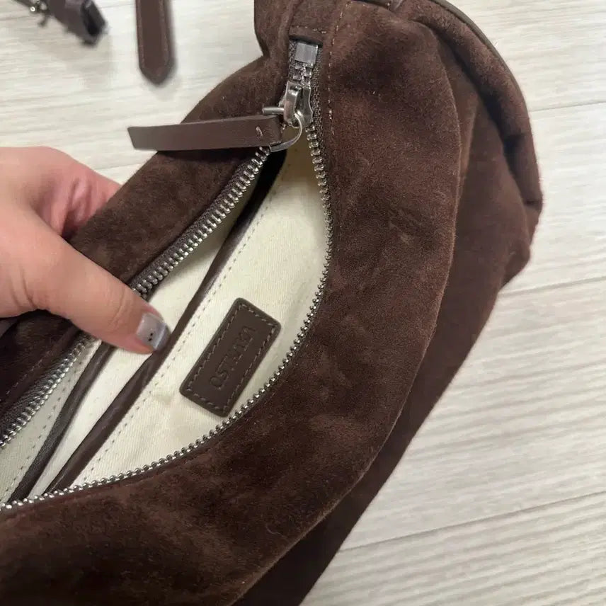 [BUNJANG] OSTKAKA Soft Shoulder Mini Suede Brown Bag / 오스트카카 소프트숄더 미니스웨이드 브라운 / 오스트카카가방 / 스웨이드가