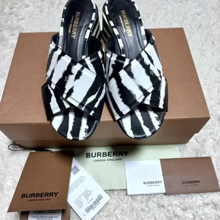 [BUNJANG] Burberry Zebra Pattern Sandals (36/230) - Mint Condition / 버버리 지브라 슬리퍼 샌들 풀박 정품!여자36사이즈230!실착3번!최상급