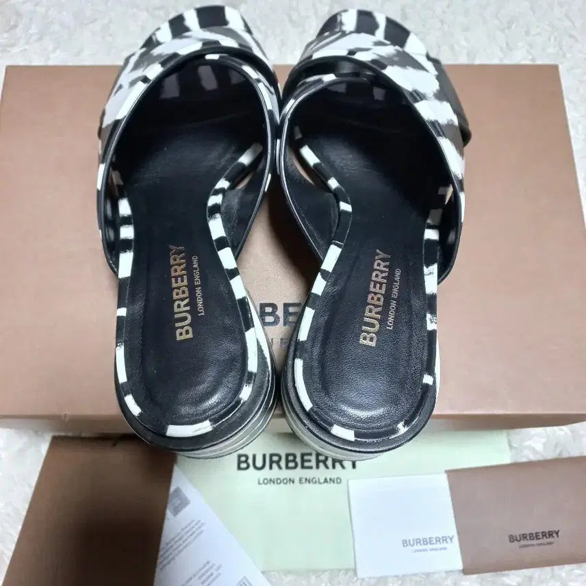 [BUNJANG] Burberry Zebra Pattern Sandals (36/230) - Mint Condition / 버버리 지브라 슬리퍼 샌들 풀박 정품!여자36사이즈230!실착3번!최상급