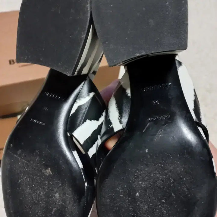 [BUNJANG] Burberry Zebra Pattern Sandals (36/230) - Mint Condition / 버버리 지브라 슬리퍼 샌들 풀박 정품!여자36사이즈230!실착3번!최상급
