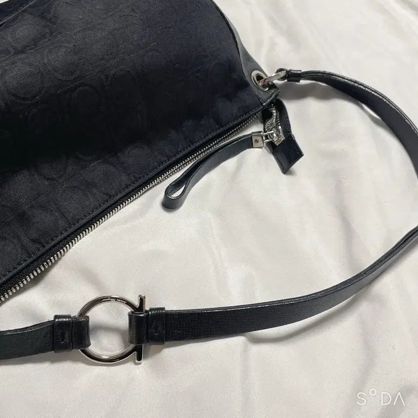 [SOLD OUT] 페라가모 미니 숄더백 블랙