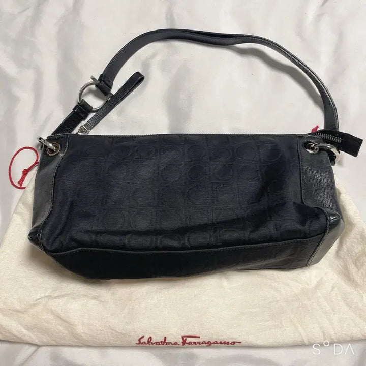 [SOLD OUT] 페라가모 미니 숄더백 블랙