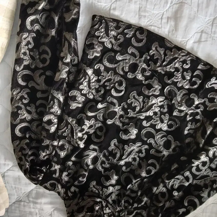 [BUNJANG] ZARA Black Floral Velvet Blouse Top / 자라 블랙 플라워 벨벳 블라우스 탑