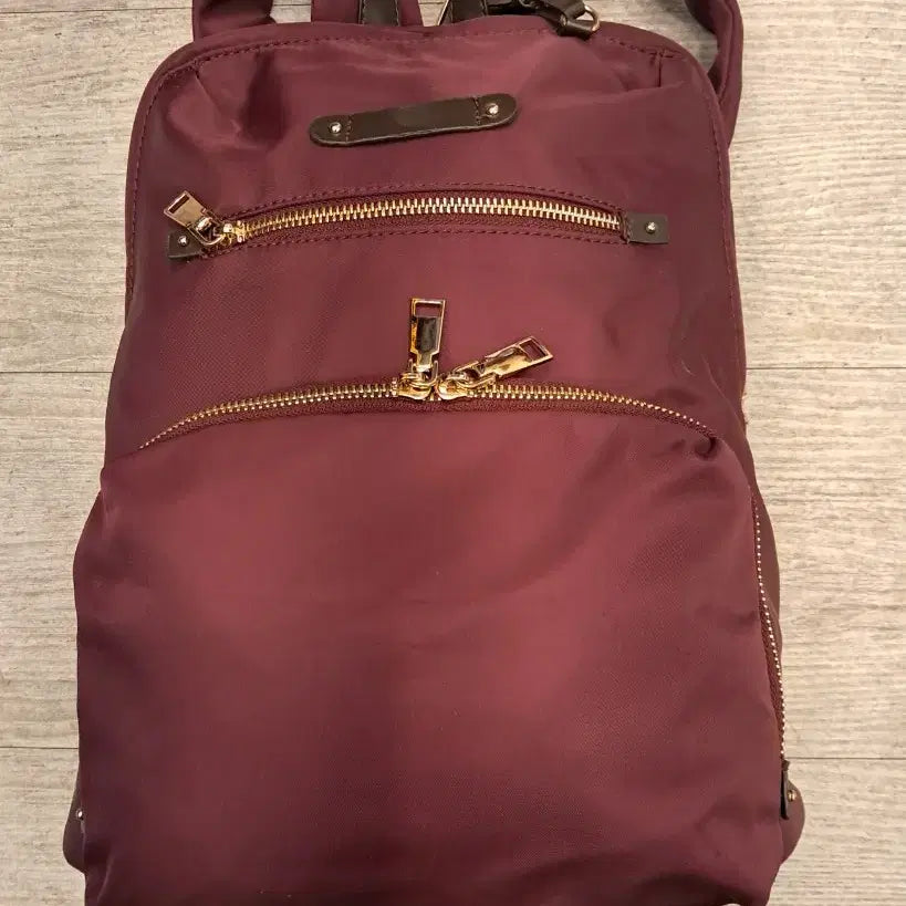 [BUNJANG] Black Faux Leather Backpack with Studs / 블랙 인조가죽 백팩입니다전면에 스터드 장식이 있어 캐주얼하면서도 포인트