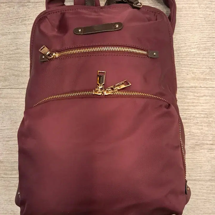 [BUNJANG] Black Faux Leather Backpack with Studs / 블랙 인조가죽 백팩입니다전면에 스터드 장식이 있어 캐주얼하면서도 포인트