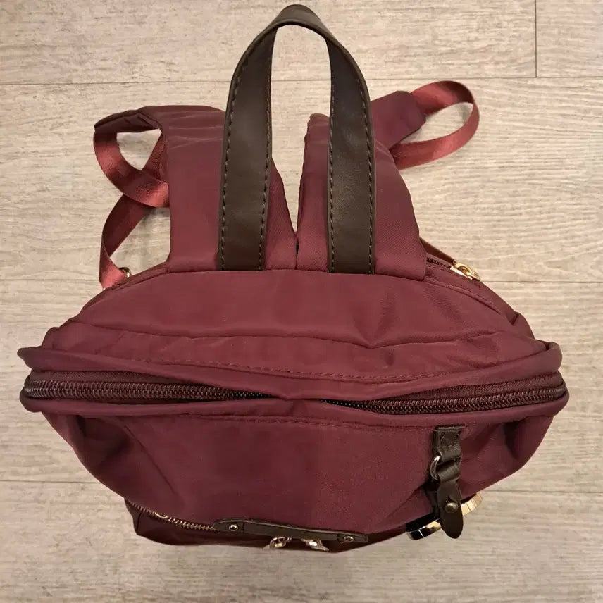 [BUNJANG] Black Faux Leather Backpack with Studs / 블랙 인조가죽 백팩입니다전면에 스터드 장식이 있어 캐주얼하면서도 포인트