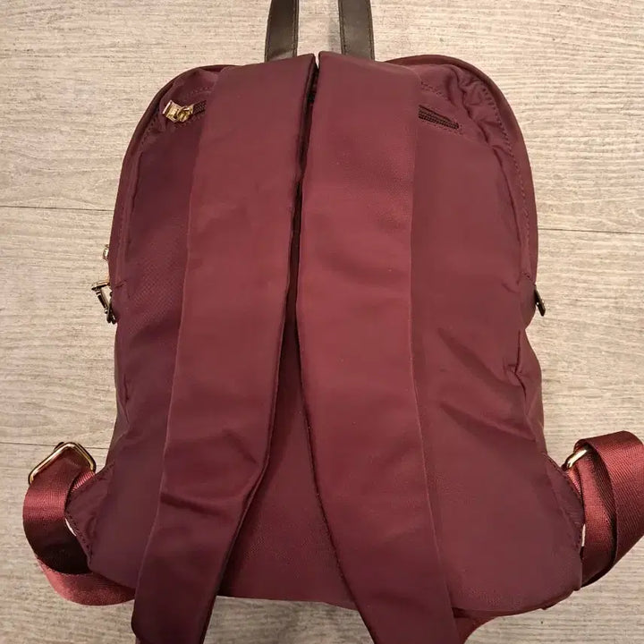 [BUNJANG] Black Faux Leather Backpack with Studs / 블랙 인조가죽 백팩입니다전면에 스터드 장식이 있어 캐주얼하면서도 포인트