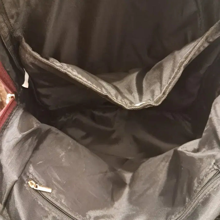 [BUNJANG] Black Faux Leather Backpack with Studs / 블랙 인조가죽 백팩입니다전면에 스터드 장식이 있어 캐주얼하면서도 포인트