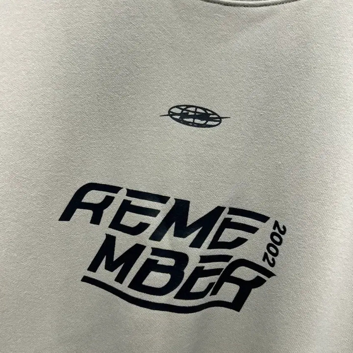 [BUNJANG] REMEMBER Beige Crewneck Sweatshirt M / REMEMBER 베이지색 맨투맨 티셔츠 M