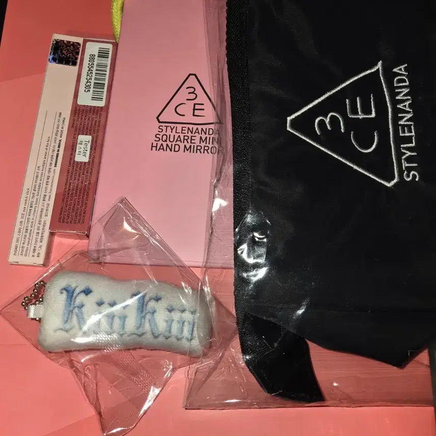 [SOLD OUT] [BUNJANG] KiiiKiii Mini Fan Meeting Reverse Gift Set / KiiiKiii 키키 미팬 역조공 세트 키링 공방 포카 미니팬미팅