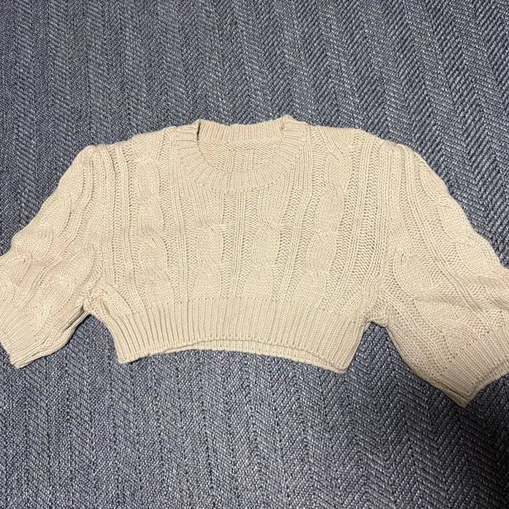 [BUNJANG] Unbranded Beige Crop Knit Sweater / 새상품) 크롭 니트 베이지 퍼프니트 꽈배기니트