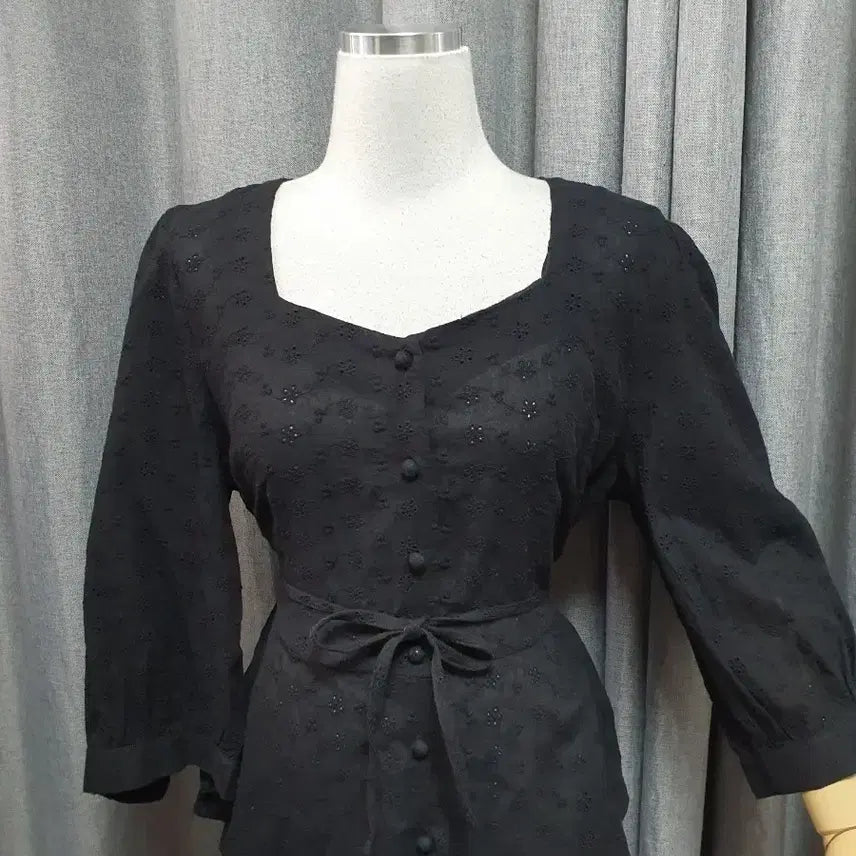 [BUNJANG] L Heart Neck Square Blouse / L하트넥 자수 스퀘어 블라우스