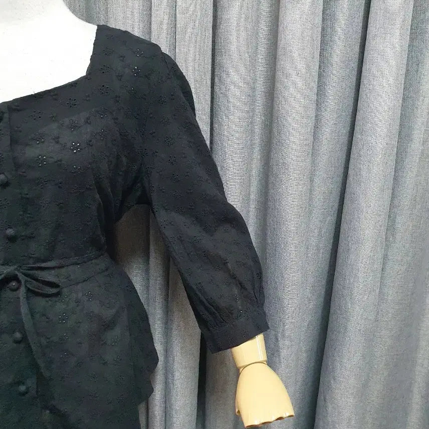 [BUNJANG] L Heart Neck Square Blouse / L하트넥 자수 스퀘어 블라우스