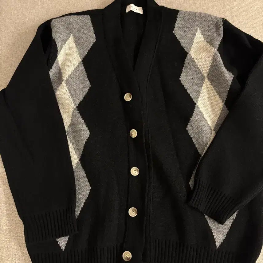 [BUNJANG] Black Argyle Knit Cardigan / 검정색 아가일 니트 가디건