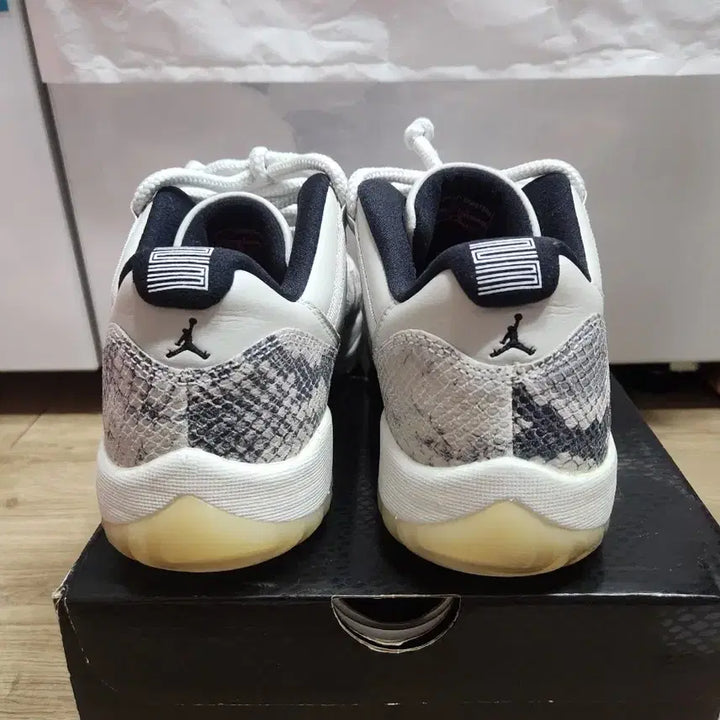 [BUNJANG] Air Jordan 11 Retro Low Snake Light Bone / 조던 11 레트로 로우 스네이크 라이트 본 255