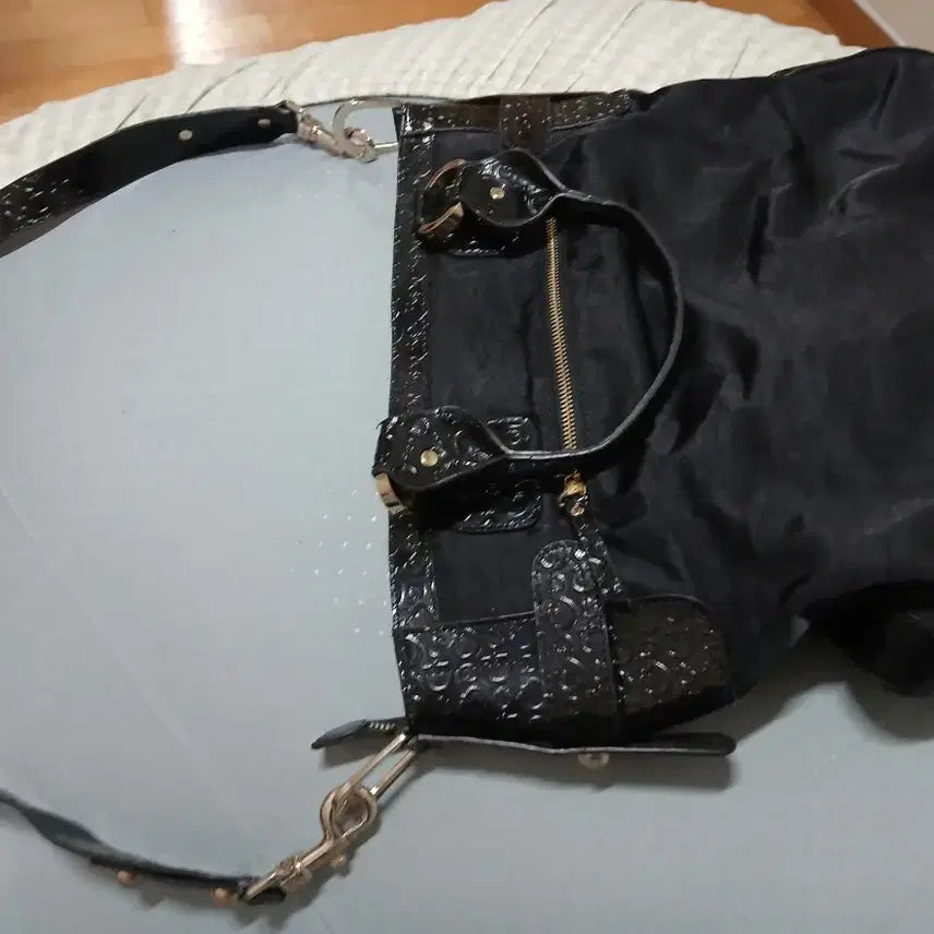 [BUNJANG] Guess Tote Bag Handbag Shoulder Bag / Guess 게스 가방 토트백 핸드백 숄더백 매스티지 명품백