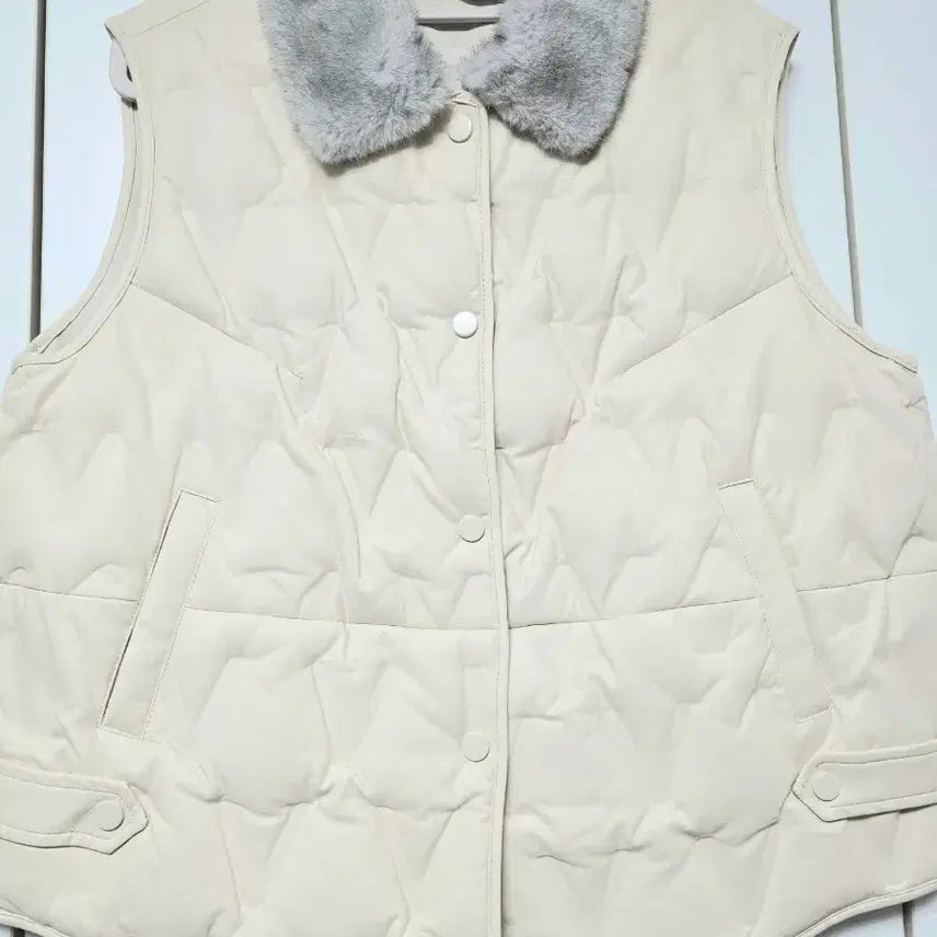 [BUNJANG] Ivory Eco-Fur Collar Quilted Vest / 아이보리 퍼 카라 가죽퀼팅 누빔 조끼