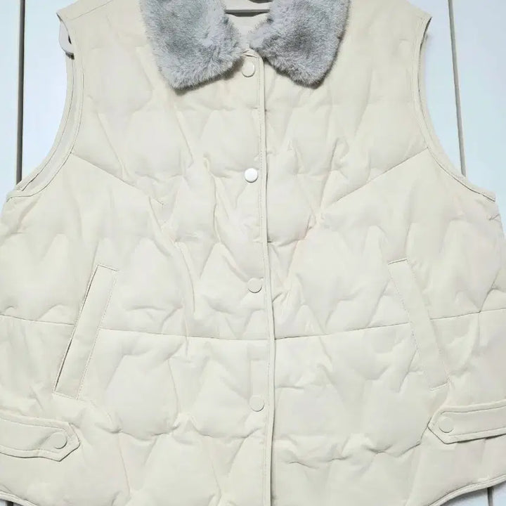 [BUNJANG] Ivory Eco-Fur Collar Quilted Vest / 아이보리 퍼 카라 가죽퀼팅 누빔 조끼