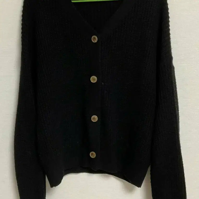 [BUNJANG] Black Cropped V-Neck Knit Cardigan / 블랙 루즈핏 크롭 브이넥 니트 가디건