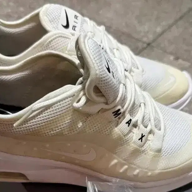 [BUNJANG] Nike Air Max Axis White Sneakers 230 / 나이키 에어맥스 AXIS 흰색 운동화 230