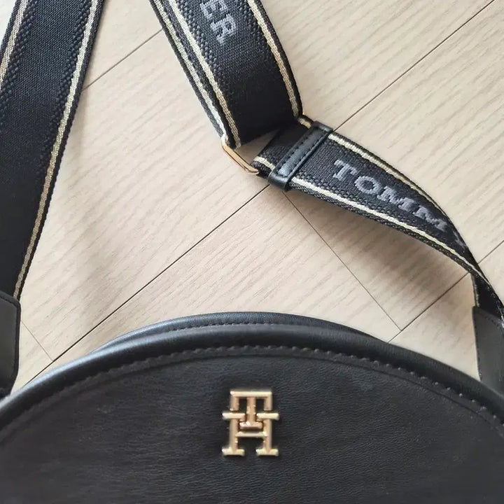 [BUNJANG] Tommy Hilfiger Black Half Moon Crossbody Bag / 타미힐피거 블랙 반달 크로스백