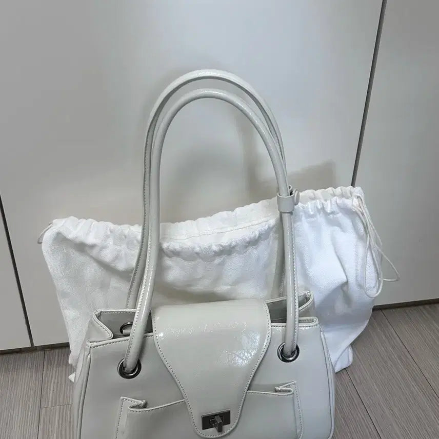 [BUNJANG] Apoa Paolong Handle Bag White / 아포아 파오롱 핸들백 화이트
