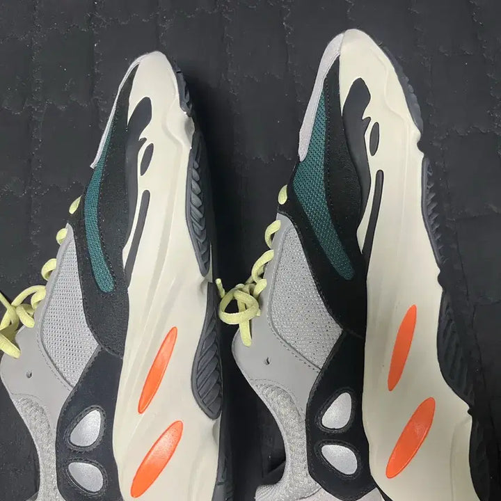 [BUNJANG] Adidas Yeezy Boost 700 Wave Runner (2021/2022) Size 285 / 아디다스 이지부스트 700 웨이브 러너 (2021/2022) 285