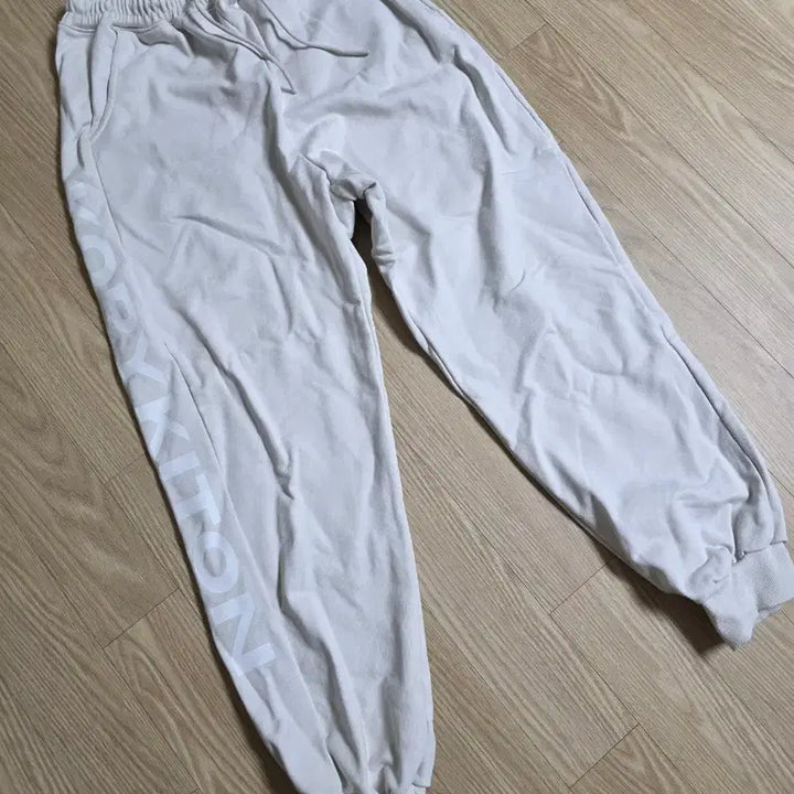 [BUNJANG] Kiton White Logo Training Pants / 코리키톤 화이트 로고 트레이닝 바지