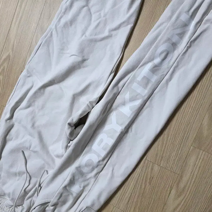 [BUNJANG] Kiton White Logo Training Pants / 코리키톤 화이트 로고 트레이닝 바지
