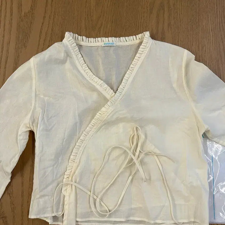 [BUNJANG] Thanat 2-Way Frill Wrap Blouse / 타낫 2way 프릴 랩 블라우스