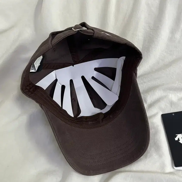 [BUNJANG] Descente Initial Logo Embroidered Ball Cap Brown / 데상트 이니셜 로고 자수 볼캡 브라운