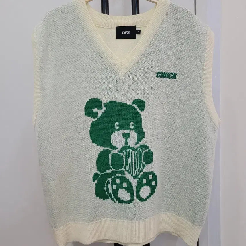 [BUNJANG] CHUCK Bear Knit Vest Ivory / 척 CHUCK 곰돌이 니트 베스트 아이보리 프리사이즈