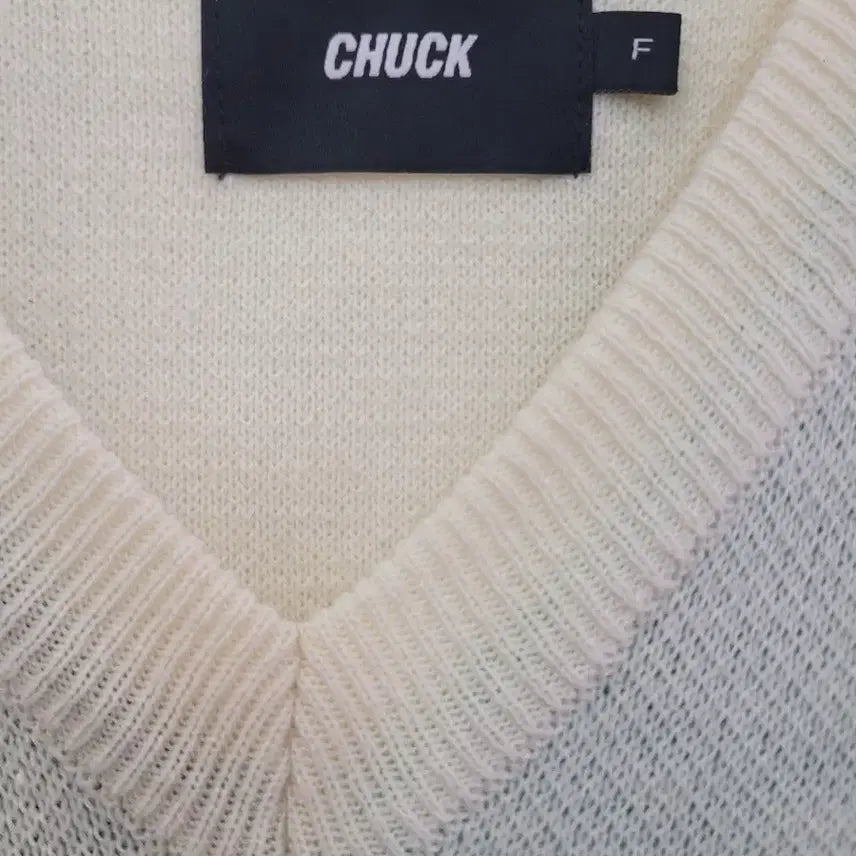 [BUNJANG] CHUCK Bear Knit Vest Ivory / 척 CHUCK 곰돌이 니트 베스트 아이보리 프리사이즈