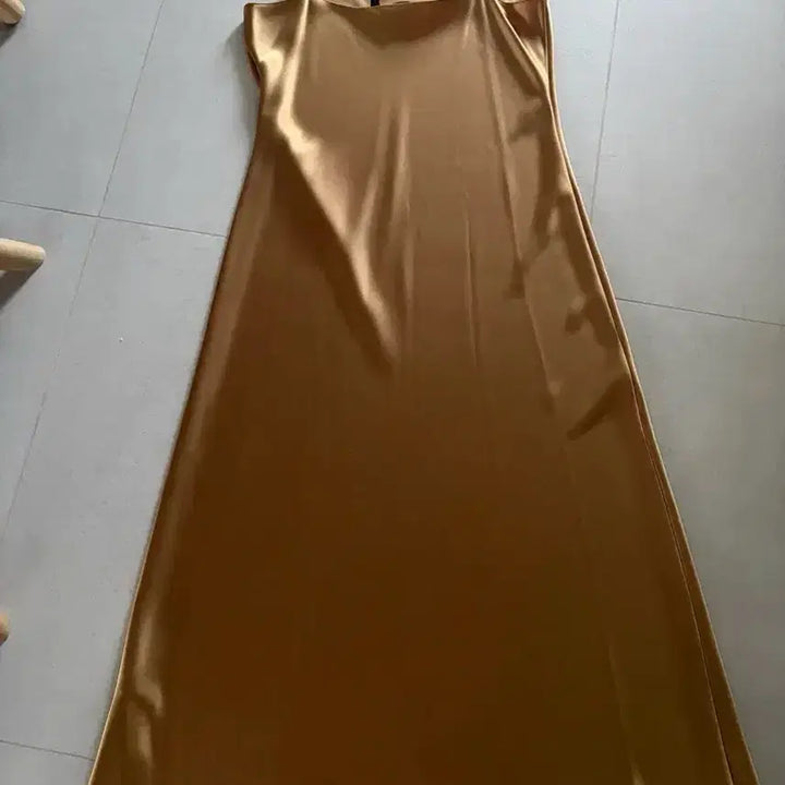 [BUNJANG] Theory Satin Long Skirt Gold Size 4 / Theory 새틴 롱 스커트 골드(새상품)4사이즈