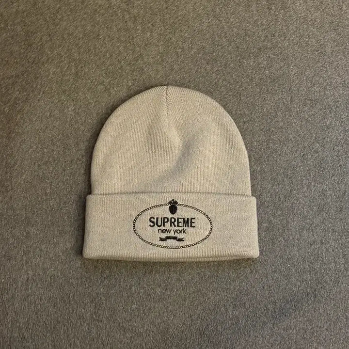 [BUNJANG] Supreme Crest Beanie Grey / 슈프림 크레스트 비니 그레이 - 24FW