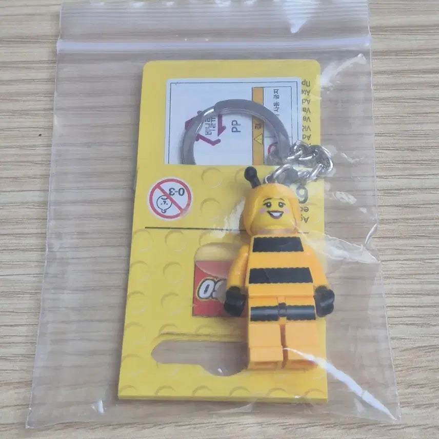 [BUNJANG] LEGO Minifigure Beekeeper Keychain (Sealed) / 레고 미니피규어 꿀벌알바 키링
