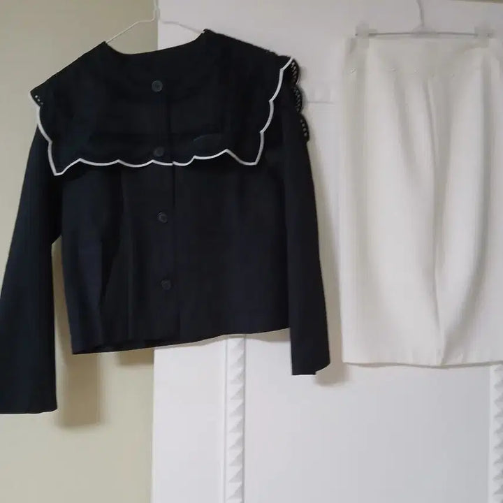 [BUNJANG] Lace Collar Black Jacket + White Skirt Set (Size 66) / 레이스 카라 블랙 자켓 + 화이트 스커트 새상품 66