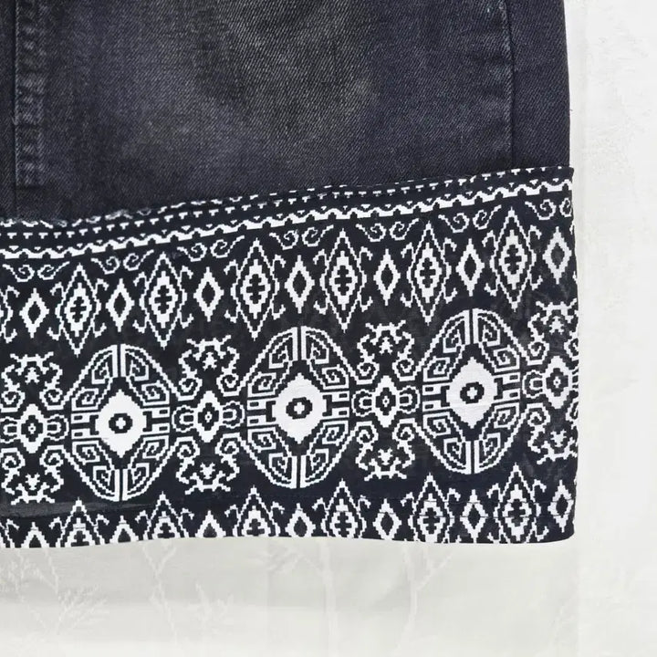 [BUNJANG] Y2K Black Denim Mini Skirt with Pattern / Y2K 블랙 데님 스커트 패턴 장식 [B60146]