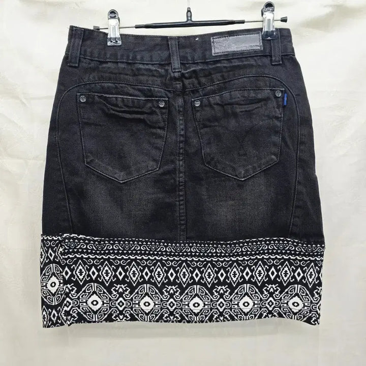 [BUNJANG] Y2K Black Denim Mini Skirt with Pattern / Y2K 블랙 데님 스커트 패턴 장식 [B60146]