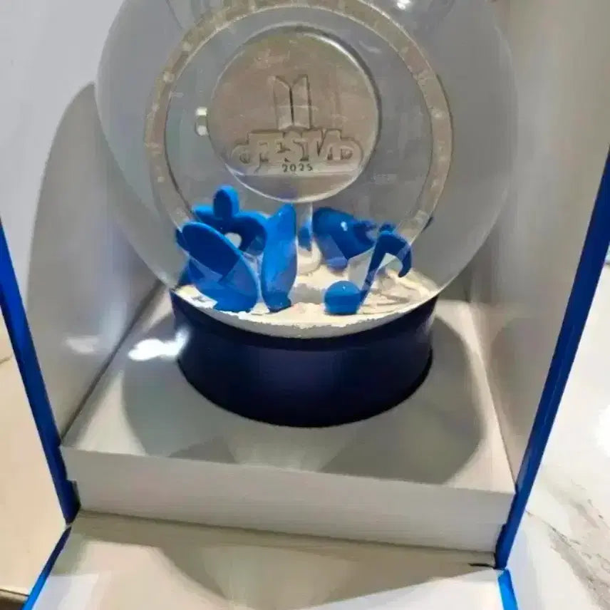 [BUNJANG] BTS Water Globe Snow Globe Clock Decoration / 새상품)  BTS 워터볼 스노우볼 시계 장식 판매합니다
