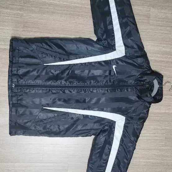 [BUNJANG] Nike Black Stripe Retro Windbreaker Size 90 / 나이키 블랙 스트라이프 패딩 레트로 바람막이size90