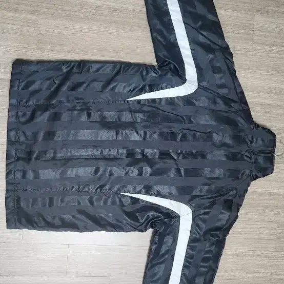 [BUNJANG] Nike Black Stripe Retro Windbreaker Size 90 / 나이키 블랙 스트라이프 패딩 레트로 바람막이size90