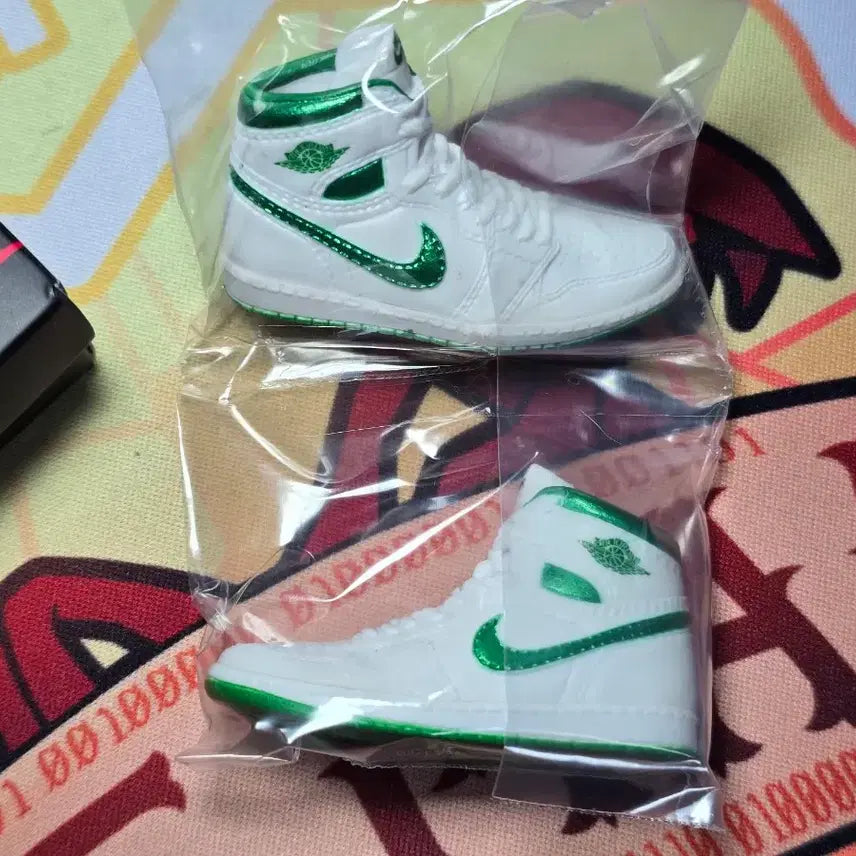 [BUNJANG] Bandai Jordan 1 Miniature Metallic Green Gacha / 반다이 조던 1 미니어처 메탈릭 그린 가챠 가샤폰