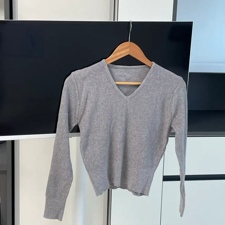 [BUNJANG] V-Neck Ribbed Knit Top / 새상품 브이넥 쫀쫀 니트