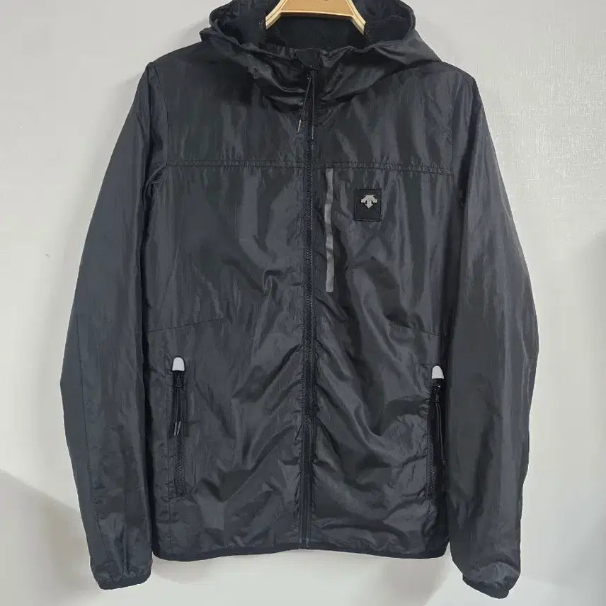 [BUNJANG] Descente Black Hooded Windbreaker Jacket Size 90 / 데상트 바람막이  90