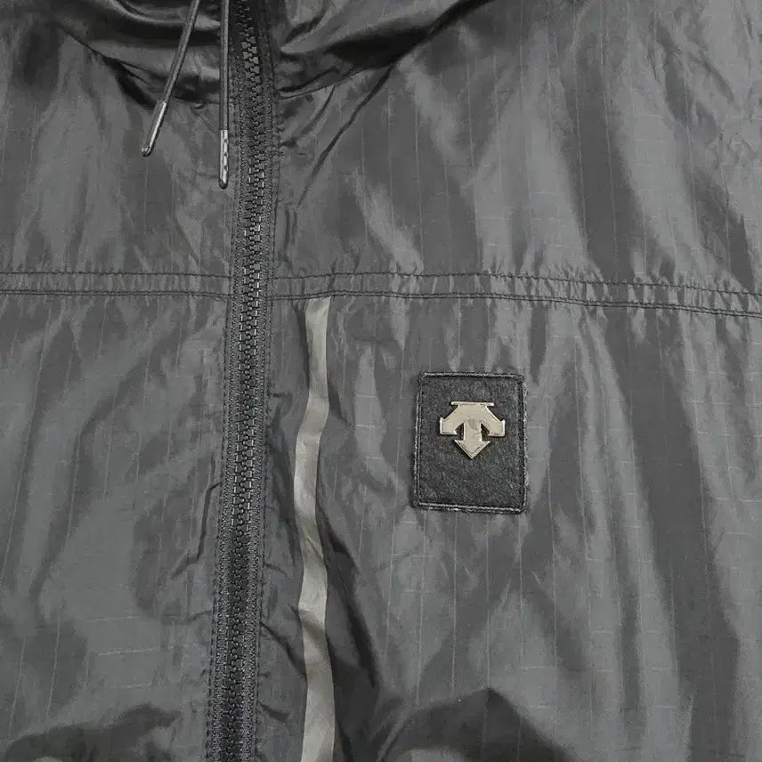 [BUNJANG] Descente Black Hooded Windbreaker Jacket Size 90 / 데상트 바람막이  90